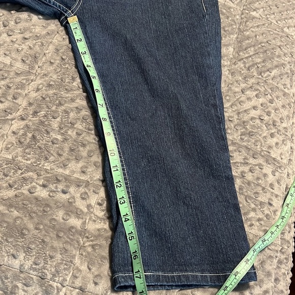 Sizzle Jeans 13 capri embroidered floral back pockets measurements in pictures - Picture 6 of 12